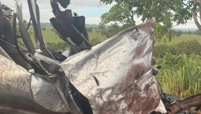 Carro esmagado após acidente com carreta — Foto: Foto: Tribuna Livre