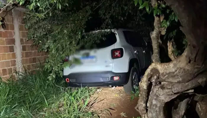 Jeep em terreno baldio onde ocorreu confronto. (Foto: Divulgação)