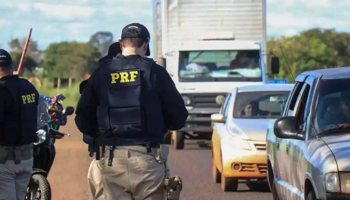 Policiais Federais durante as abordagem na Rodovia BR-060 (Foto: Henrique Kawaminami)