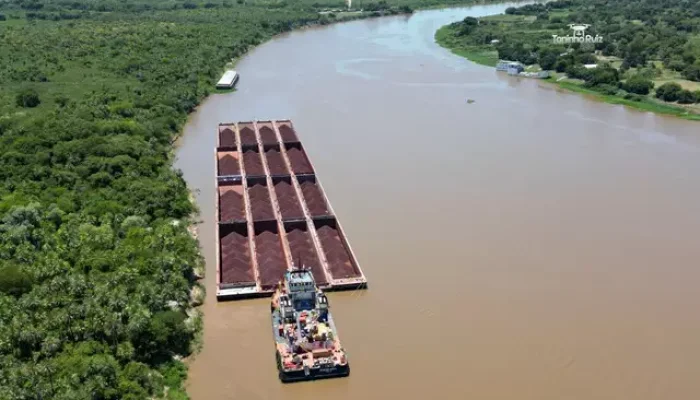 Barcaças carregadas de minério no Rio Paraguai, em Mato Grosso do Sul (Foto: Toninho Ruiz)