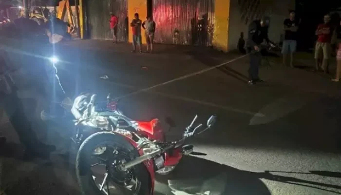 Movimentação de policiais e de curiosos no local onde ocorreu acidente com morte (Foto: MS News)