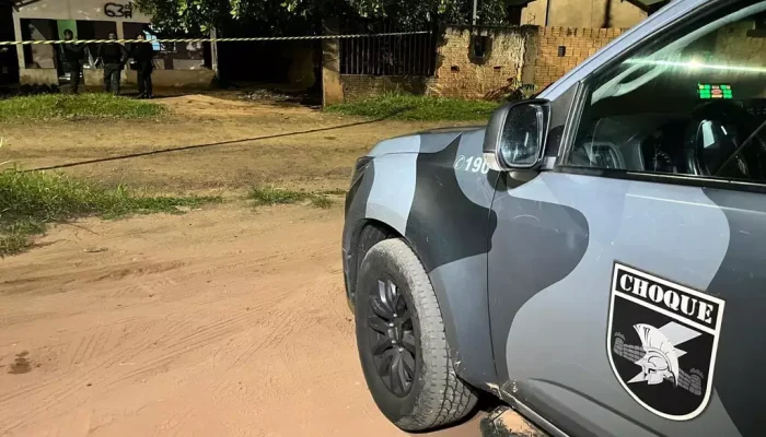 Viatura da PM em frente ao local onde ocorreram os fatos. (Foto: Sidney Assis)