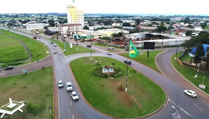 Monumento com cuias de chimarrão e tereré na entrada de Ponta Porã (Foto: Marcelino Nunes de Oliveira)