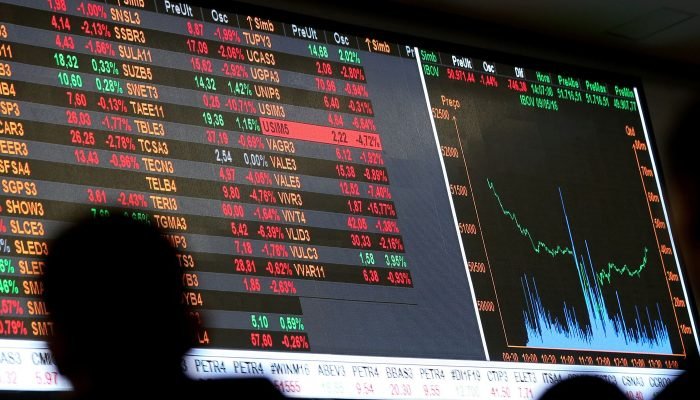 Bolsa bate recorde e dólar cai após reunião entre Lula e Trump
