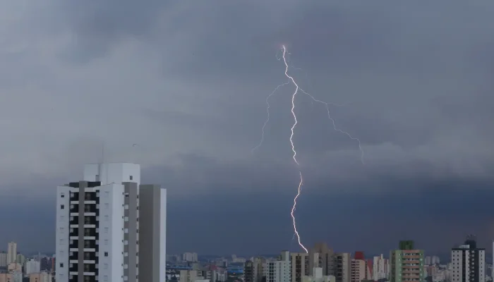 Queda de estrutura em SP fere oito pessoas durante evento