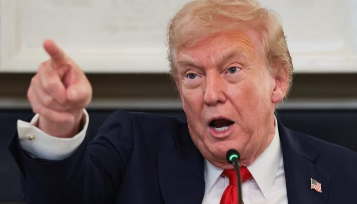 Trump eleva tom contra China e cogita tarifas por terras raras