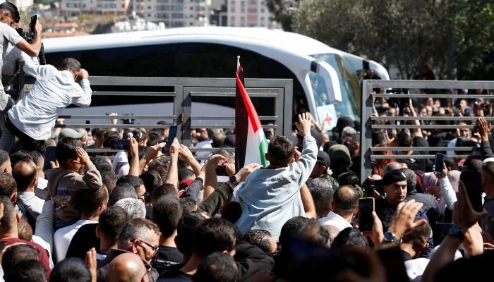 Troca de reféns em Gaza gera reações mistas de entidades israelenses e palestinas no Brasil