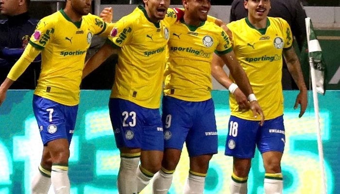 Palmeiras goleia Bragantino em casa e mantém folga na liderança do Brasileiro