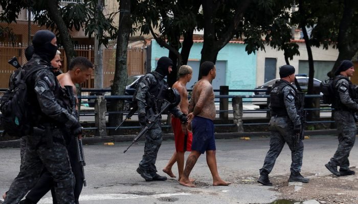 Operação no Rio contra facções criminosas registra 64 mortes