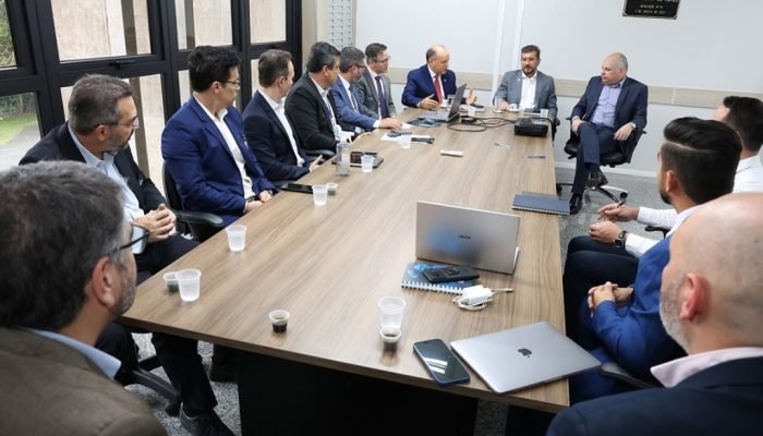 Profissionais da Oi e Sejusp em Naviraí acertam suporte técnico para serviços de emergência 190 e 193.
