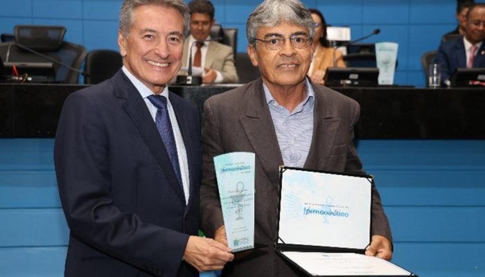 Roberto Hashioka homenageia farmacêutico Carlos Modesto Cabreira em sessão solene