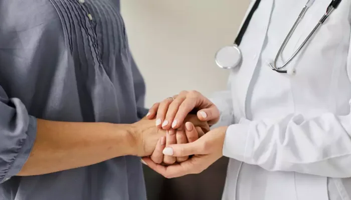 Paciente em consulta com médico de mãos dadas (Foto: Divulgação)