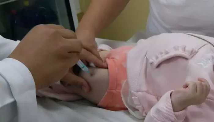 Criança recebendo vacina em Campo Grande. (Foto: Prefeitura)