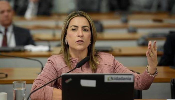 21826618-4bb8-495b-bedc-2058568825c0