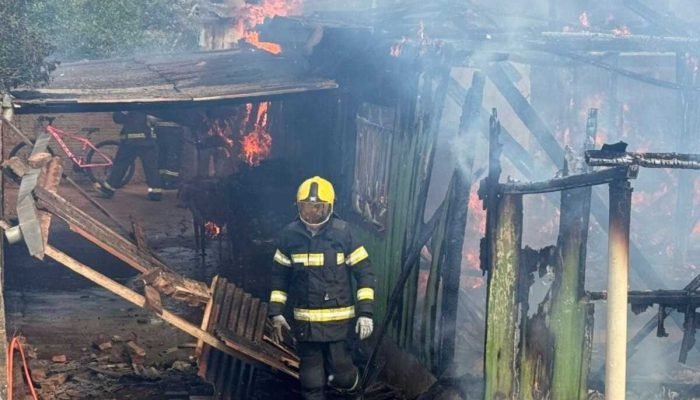 Casa de madeira é destruída por incêndio em Nova Andradina