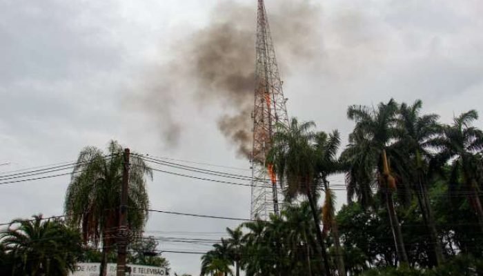 Incêndio atinge torre da rede Record em Campo Grande