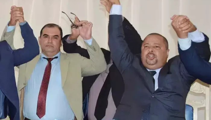 De terno bege, o vereador com cara de poucos amigos, ao lado do presidente eleito. (Foto: Fátima em Dia)