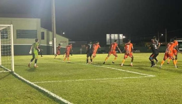 Partida entre Naviraiense e Bataguassu (Foto: Renato Lazarini)