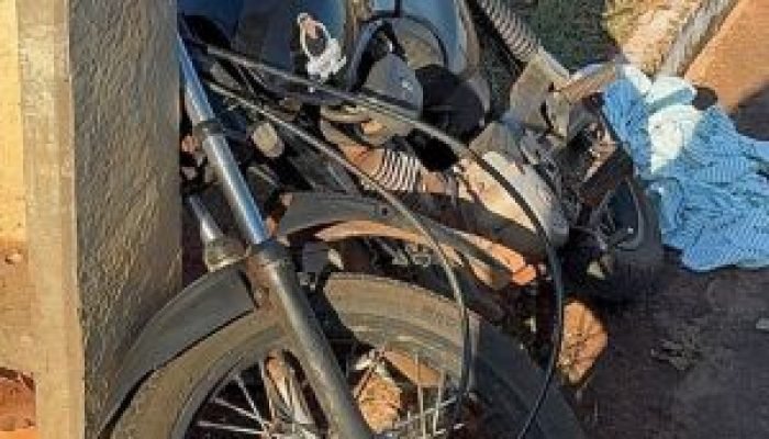 Motociclista morre após bater em poste, ele teria perdido o controle do veículo