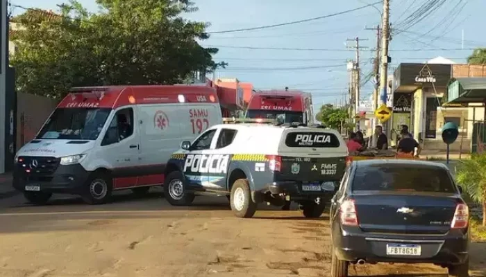 Viatura da polícia e ambulância do Samu no local do acidente (Foto: Direto das Ruas)