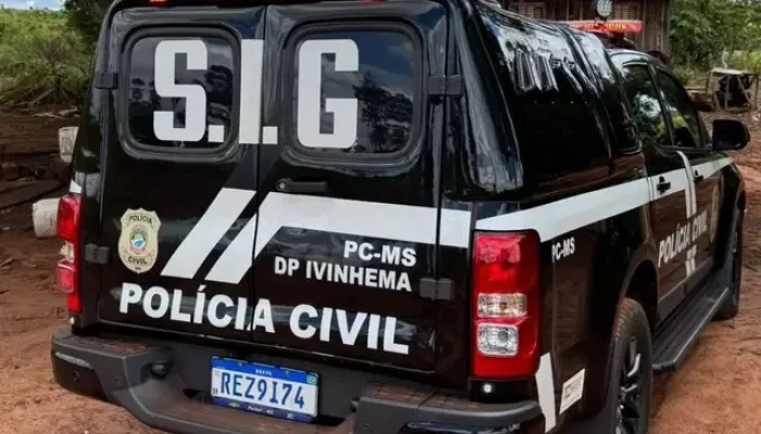 Viatura do SIG, da Polícia Civil em frente à casa onde um dos suspeitos foi preso (Foto: Divulgação/PCMS)