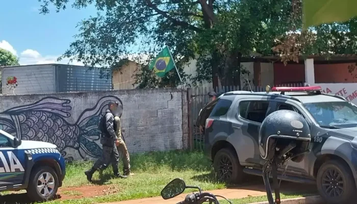 Momento em que o rapaz é preso pelo Batalhão de Choque da Polícia Militar (Foto: Direto das Ruas)