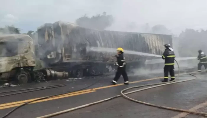 Bombeiros controlando fogo em carreta. (Foto: Idest)