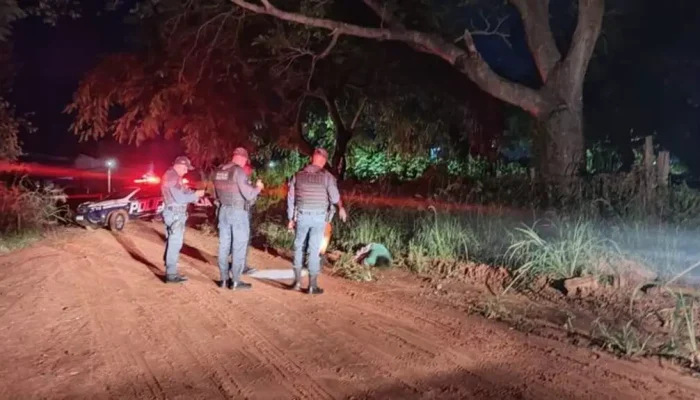Policiais no local e corpo da vítima na rua. (Foto: Vinicius Santos, Nova Lima News)