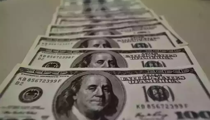 Dólar fecha em R$ 5,35 após sinais de juros no Brasil e nos EUA