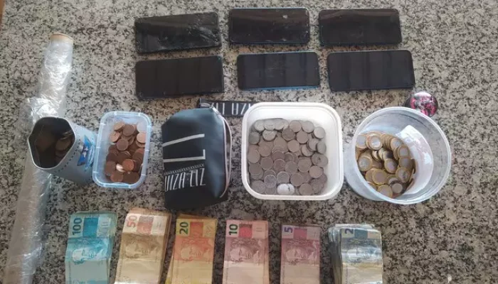 Materiais encontrados na casa de Gabriel que o levaram a ser preso por tráfico (Foto: Divulgação | PCMS)