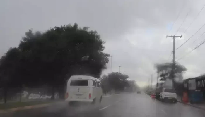 Em Campo Grande chuva já é registrada na Cidade Jardim (Foto: Osmar Veiga)