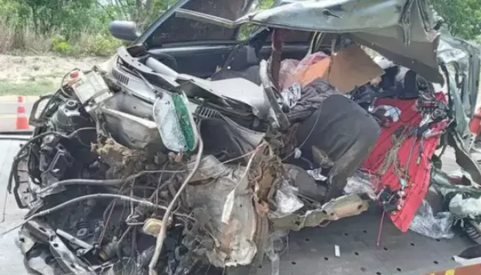 Uno Mile completamente destruído após acidente. (Foto: Sidney Assis)