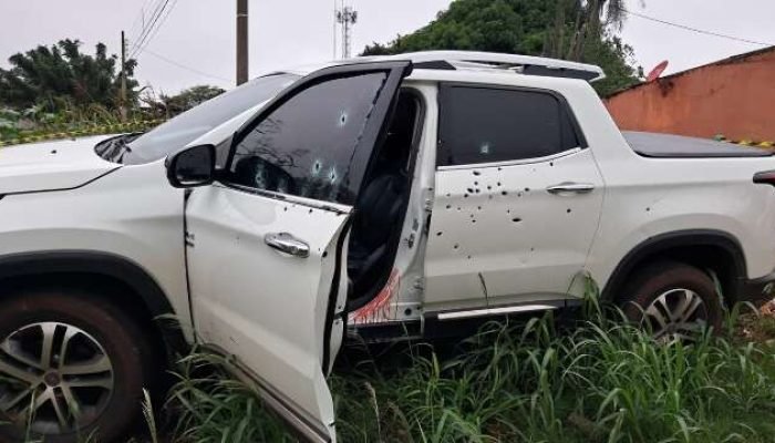 Picape Fiat Toro crivada de balas; condutor foi socorrido, mas morreu no hospita