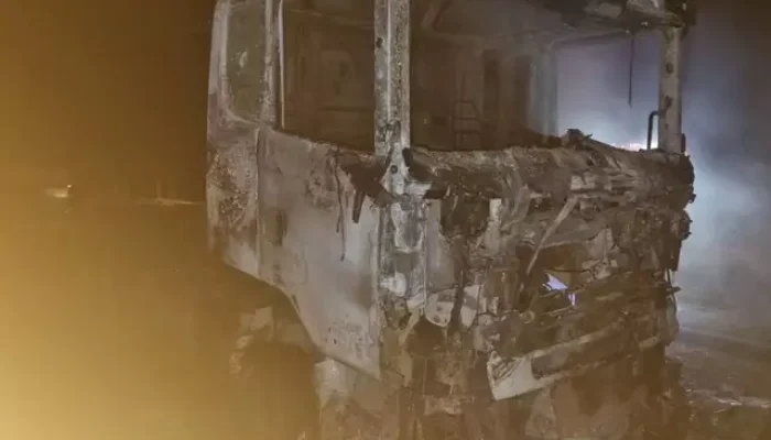 Cabine da carreta completamente destruída pelas chamas (Foto: Jornal da Nova)