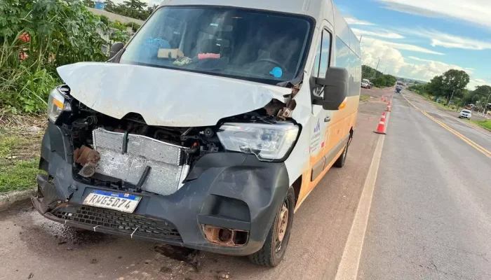 Frente da van ficou completamente amassada (Foto: Sidney Assis)