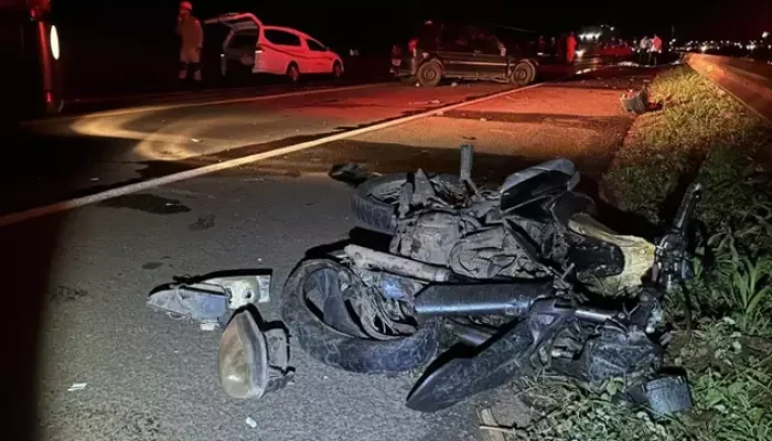 Acidente frontal entre carro e moto mata duas pessoas e fere três crianças em Três Lagoas