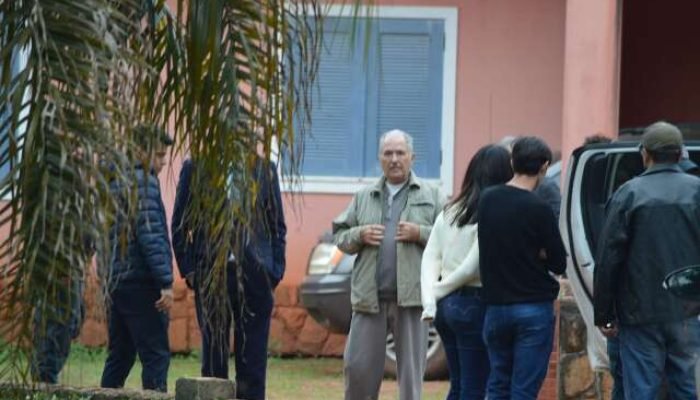 João Jazbik Neto (de roupa clara) após o trabalho da perícia no local onde espos
