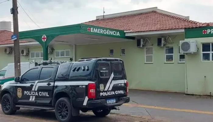 Equipe da Polícia Civil em frente ao hospital para onde a bebê foi levada (Foto: Elenize Oliveira | Cenário MS)