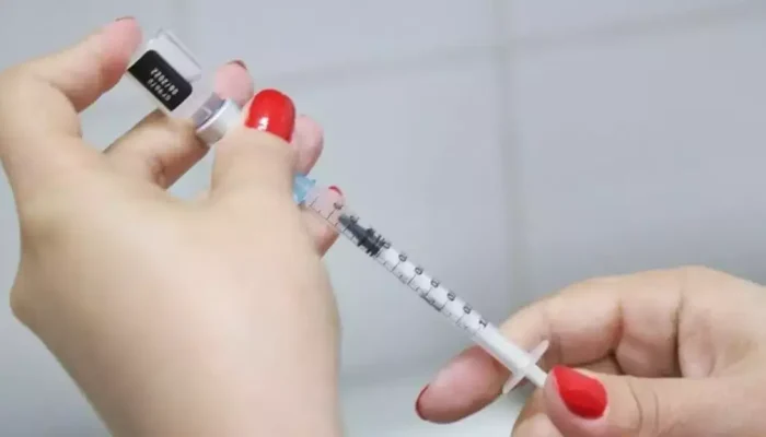 Profissional de saúde manipula dose da vacina contra a covid-19, em Campo Grande. (Foto: Arquivo/Alex Machado)