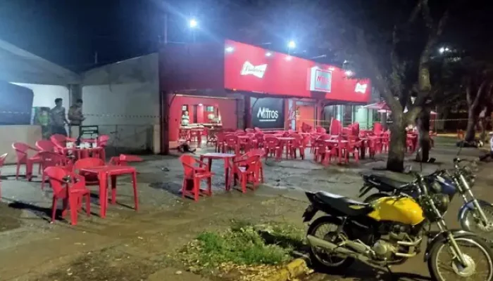 Fachada do bar onde jovem e mulher foram baleados. (Foto: Leandro Holsbach)