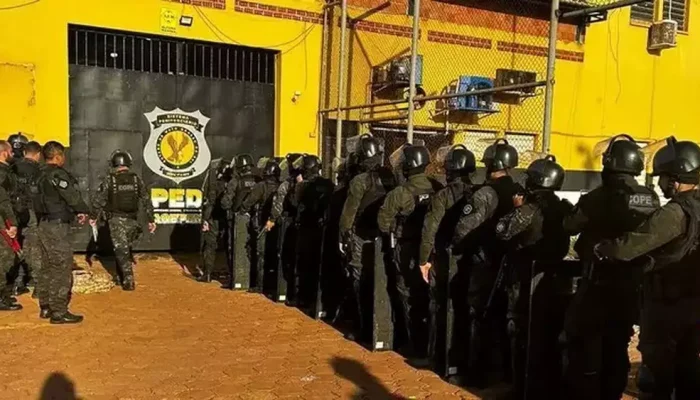 Policiais penais na entrada da Penitenciária Estadual de Dourados, em outra fase de operação. (Foto: Divulgação | Agepen)
