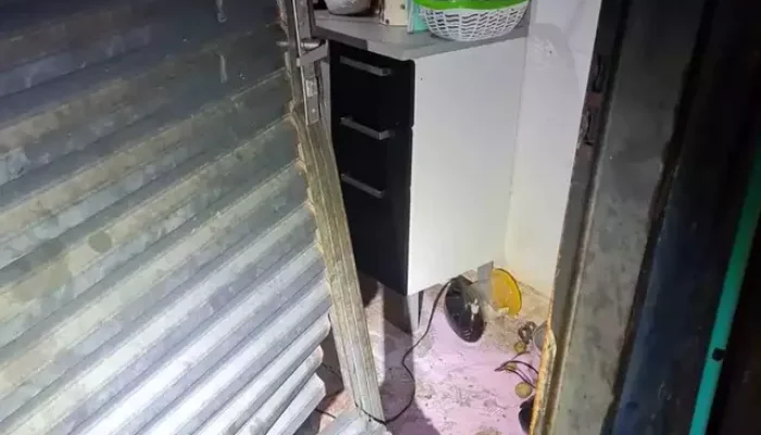 Porta da casa foi arrombada por assaltante (Foto: Direto das Ruas)