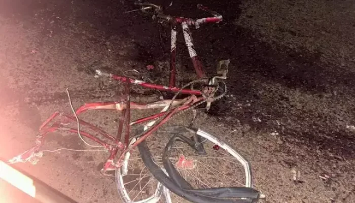 Bicicleta da vítima ficou totalmente destruída. (Foto: Alvorada Informa)