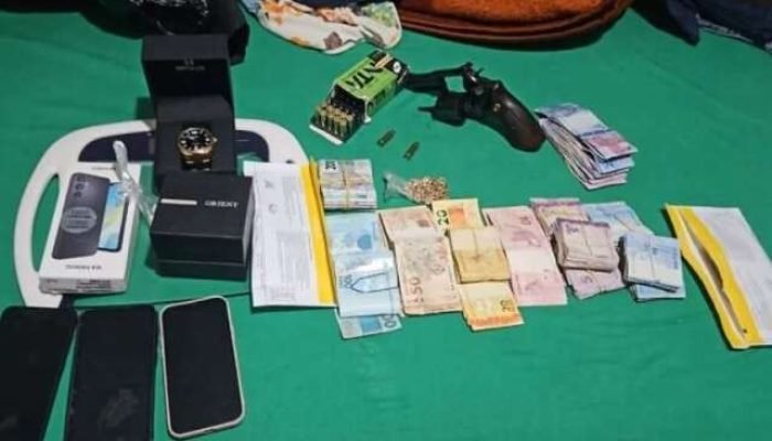 Polícia prende quatro pessoas e apreende armas em operação contra tráfico de drogas