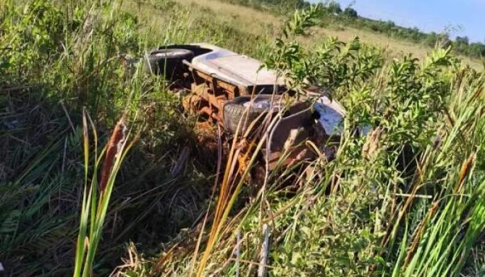 Veterinário fica preso por 3 horas em caminhonete após capotamento na BR-376