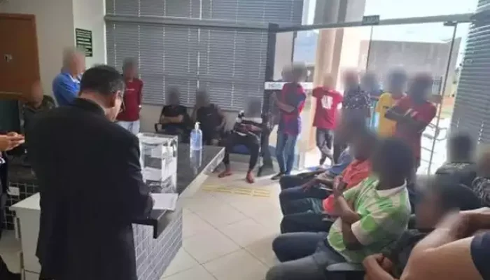 Reunião do MPT com trabalhadores resgatados em situação análoga à escravidão, em Aparecida do Taboado, em janeiro de 2024 (Foto: Divulgação/MPTMS)
