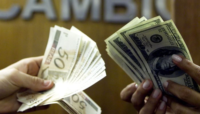 Após conversa entre Lula e Trump, dólar tem queda de R$ 0,02
