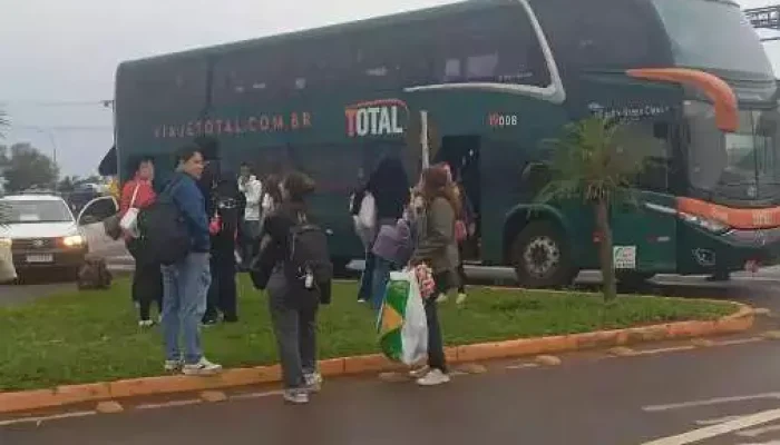 Ônibus verde de dois andares com passageiros embarcando.