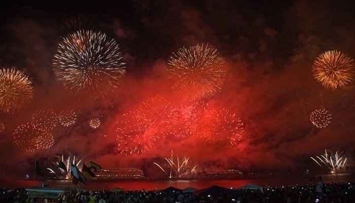 Milhares de pessoas se concentram nas areias de Copacabana para acompanhar a vir