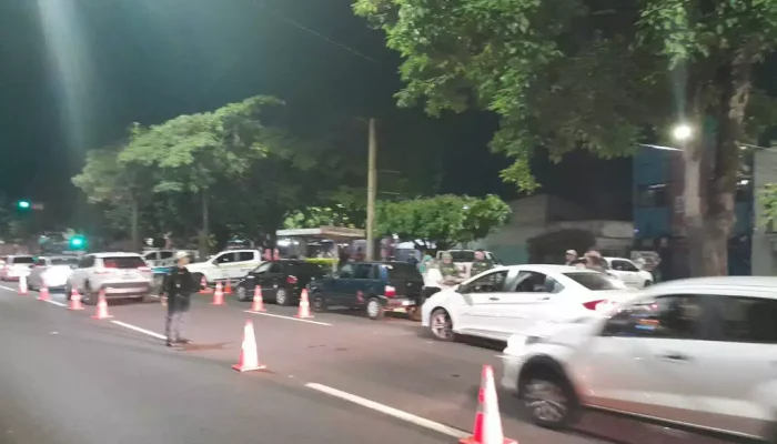 Equipe do Detran realizando Blitz na Avenida Ernesto Geisel (Foto: Detran-MS/Divulgação)